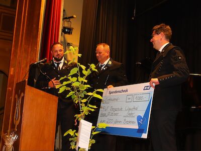 Leiter Personal Werk Werra T. Kister u. Leiter Bergbau K+S Aktiengesellschaft Kassel Herr Dr. R. Randaxhe überreichen Dr. M. Richter einen Scheck