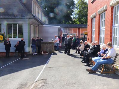 Auf dem Schulhof der FWT