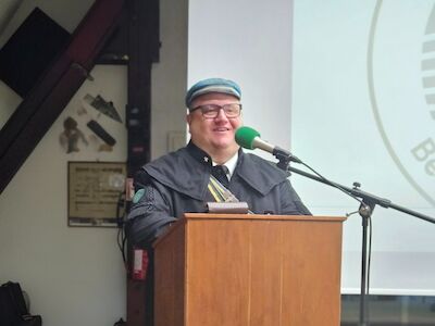 Chorleiter des Bergschulchors Martin Ksink