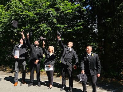 Fliegende Absolventenhüte der Oberklasse